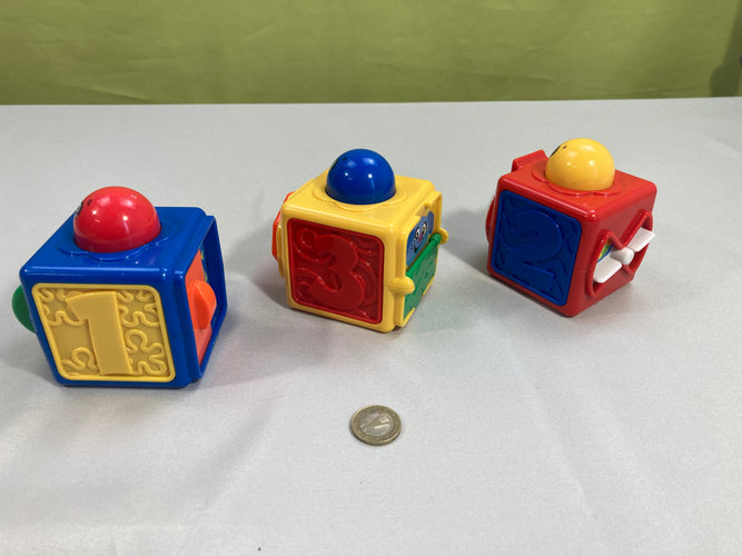 3 Cubes d'activités, moins cher chez Petit Kiwi