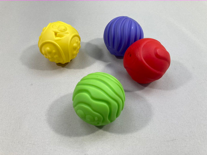 4 Balles plastiques à reliefs de couleurs, moins cher chez Petit Kiwi