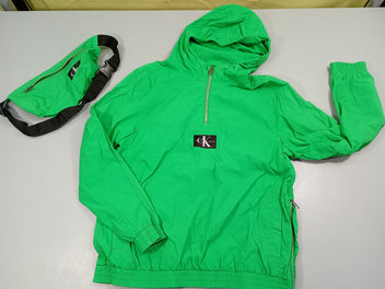 Coupe-vent zippé à capuche vert + sa pochette