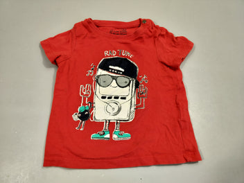 T-shirt m.c rouge radio avec casquette et lunettes de soleil