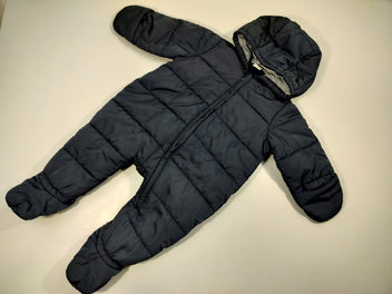 Combipilote bleu marine zippée.corps doublé micropolaire, manches en polyamide pour un passage plus facile . Capuche ouatinées doublée jersey milleraies; Mouffles retroussables doublées en micropolaire.