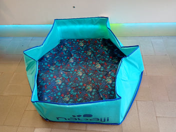 Piscine pliable Nabaiji  bleue  fond bleu marine avec paresseux avec sac de transport étanche .  Quelques taches sur le dessous.
