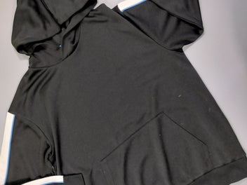 Sweat à capuche noir, manches lignées blanc et bleu , poche à l'avant 100% polyester
