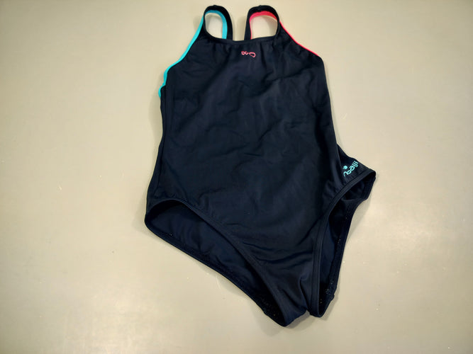 Maillot bleu marine , bords roses, bleus "Nabaiji". Pas de taille indiquée, estimée 6a, moins cher chez Petit Kiwi