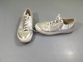 Chaussures basses argentées, quelques marques d'usure, 39