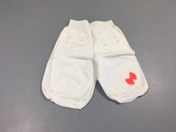 Pantalon coton légé blanc, resseré dans le bas broderie et noeus rose fluo et argent
