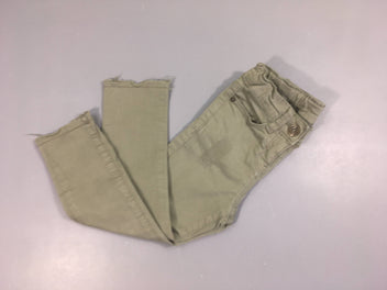 Pantalon kaki effet erraillé et effiloché dans le bas