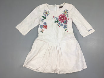 Robe m.l blanche fleurs brodées !Petite tache manche gauche et avant jupe