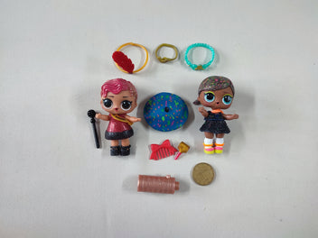 2 poupées L.O.L (Miss Garnet + paillettes) + accessoires