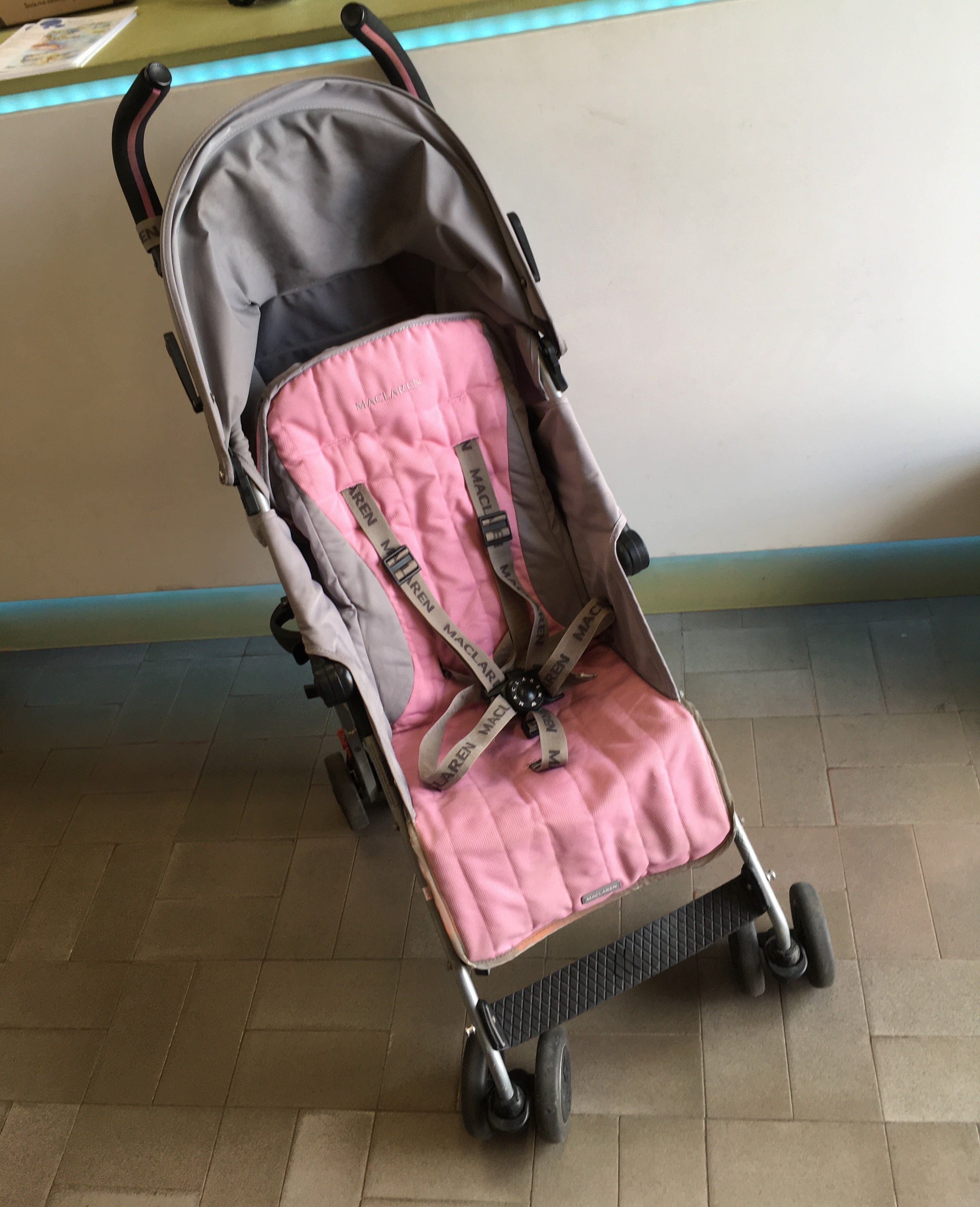 Poussette canne rose Mc Laren Quest + habillage pluie, petit trou dans le filet du panier