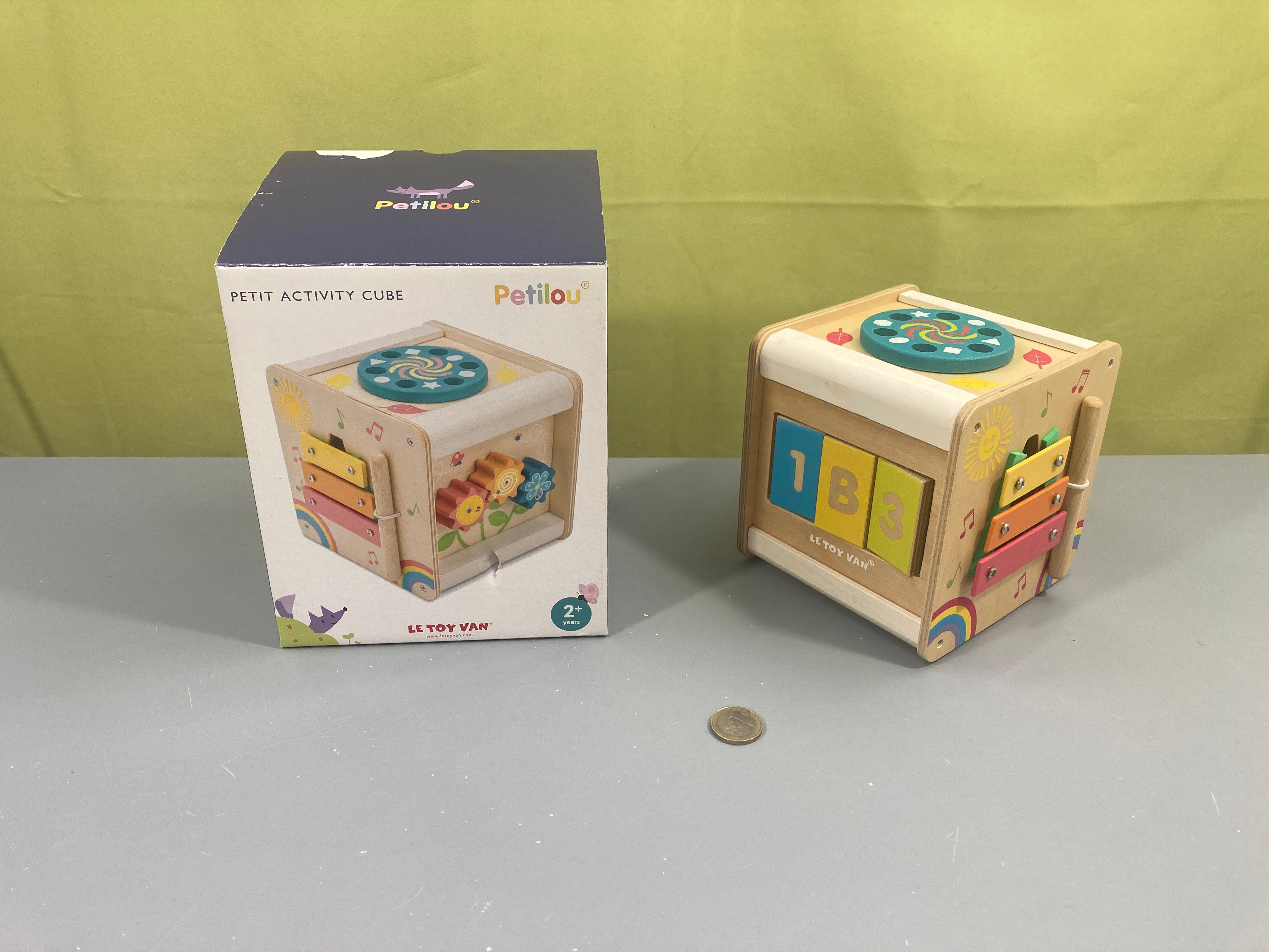 Le Toy Van Cube éducatif Montessori Multi-activités en Bois pour Les Enfants à partir de 2 Ans, Comprend 6 activités