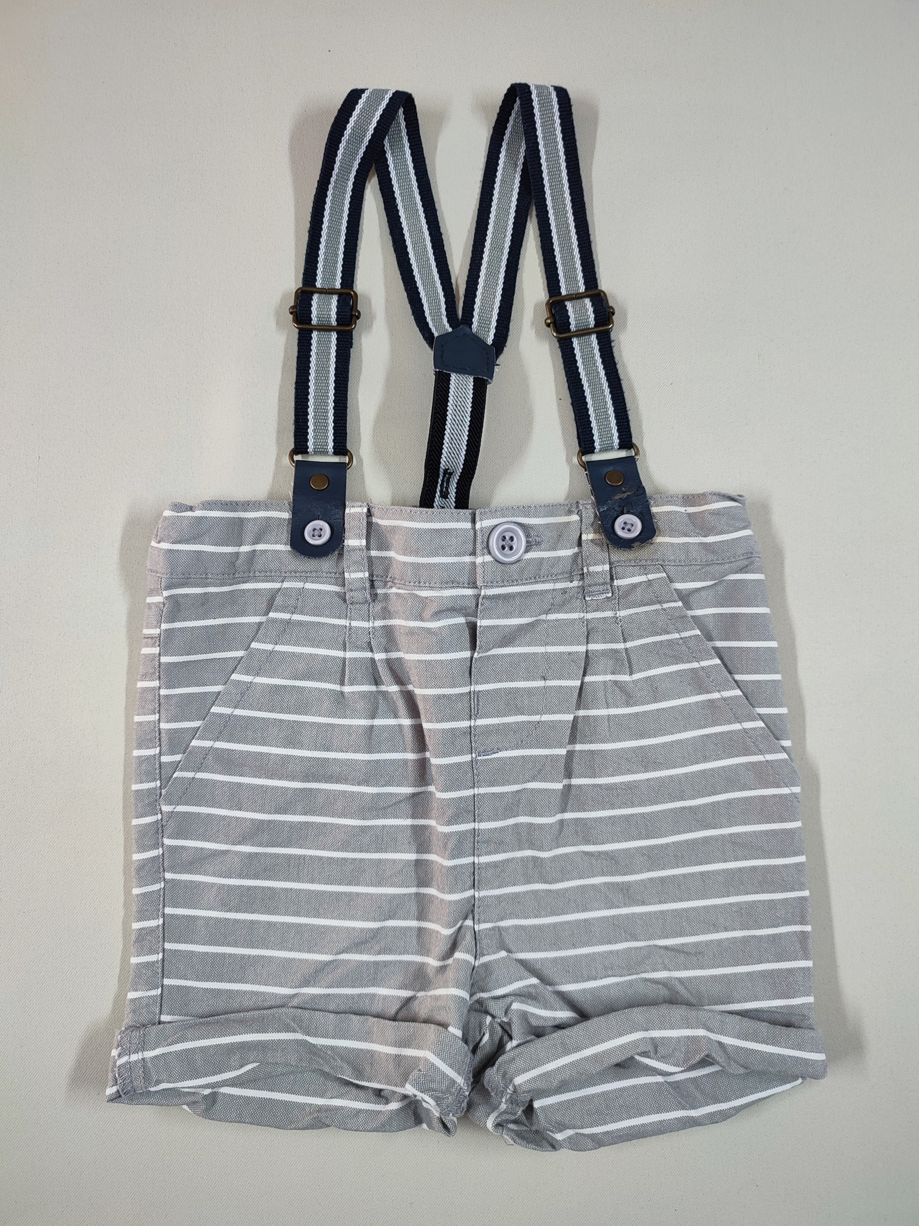 Short gris ligné blanc + bretelles noires et grises