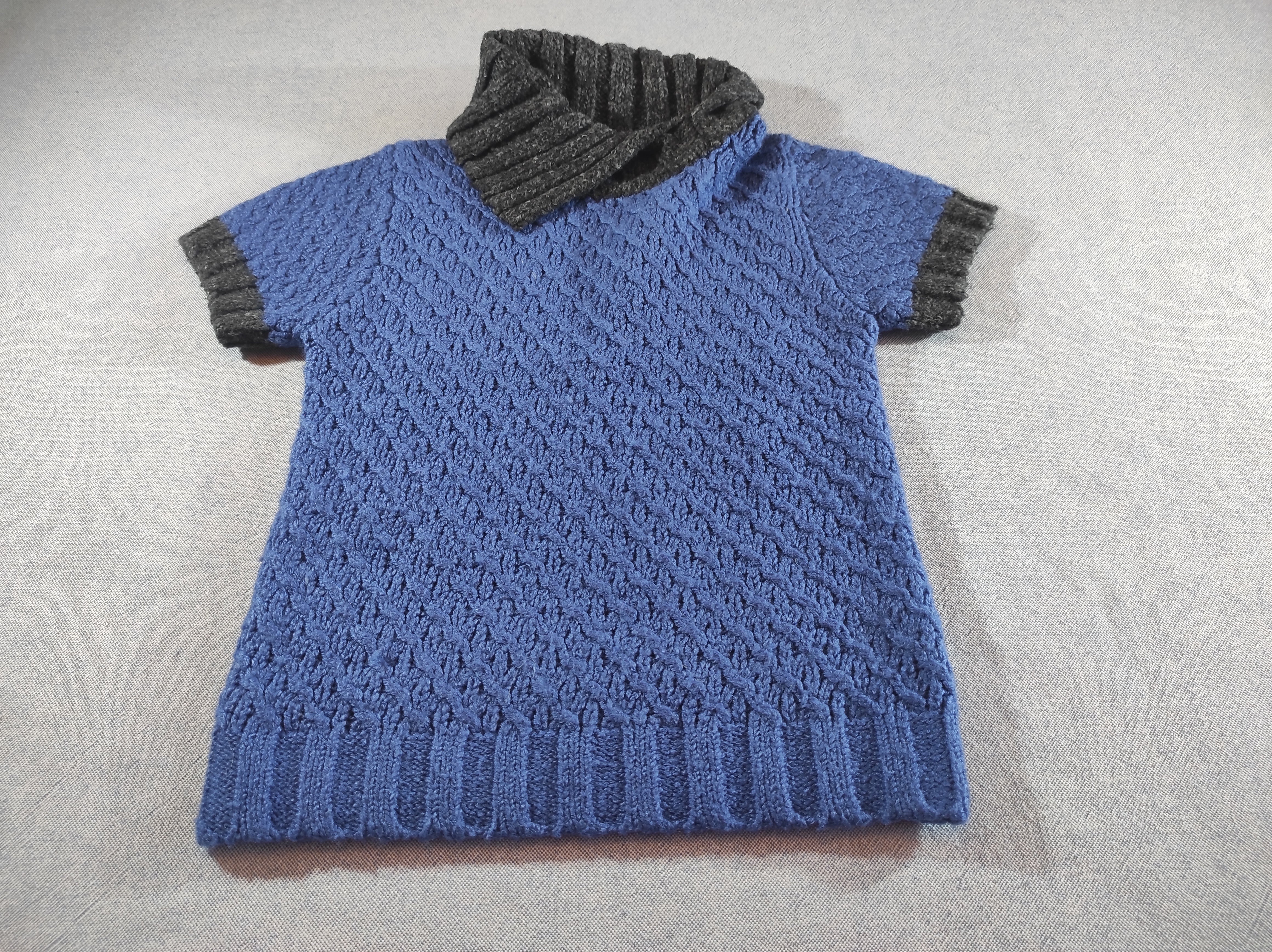 Pull m.c en tricot bleu et gris avec col