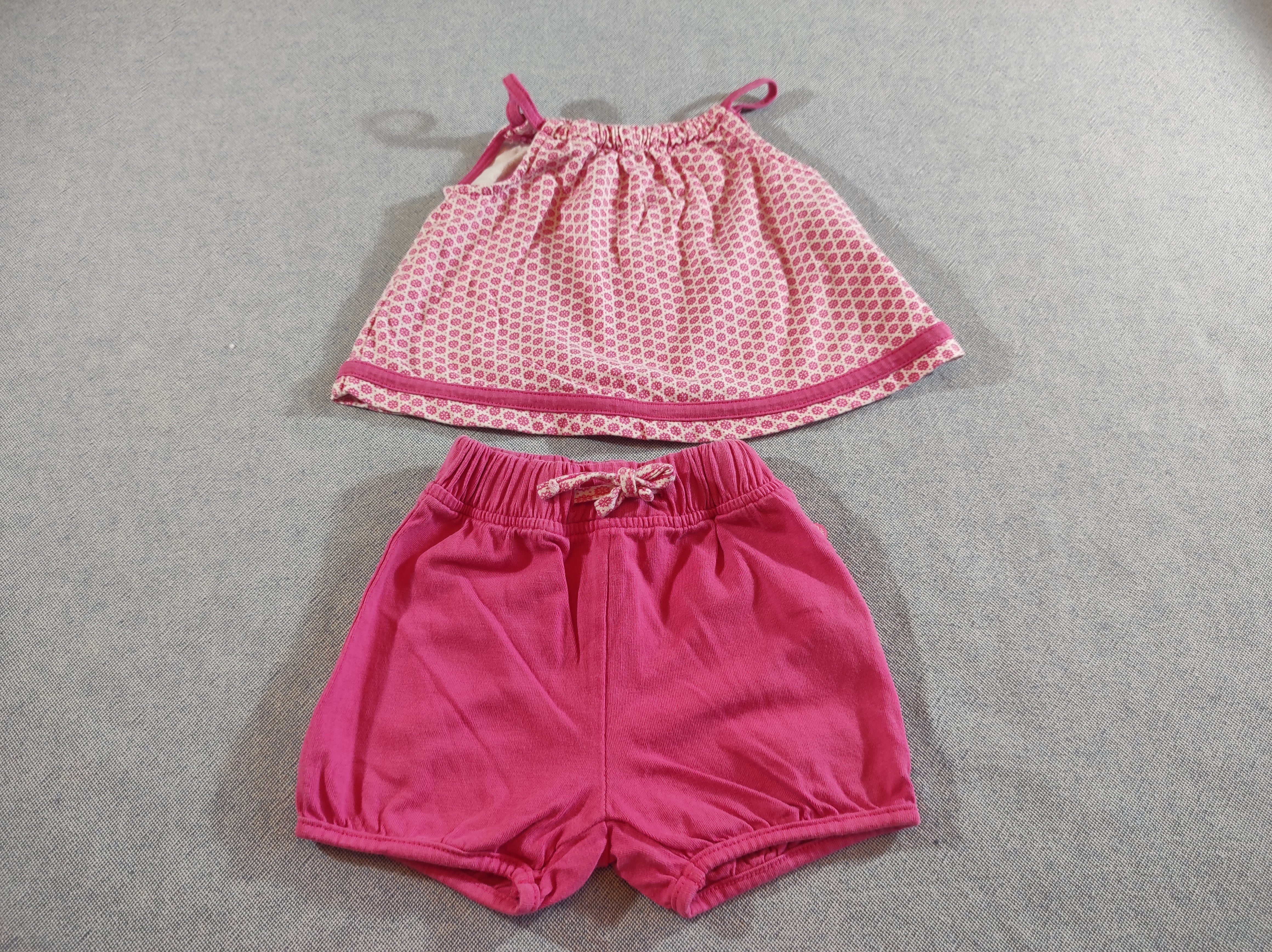 Blouse à bretelles blanc , fleurs roses + short rose