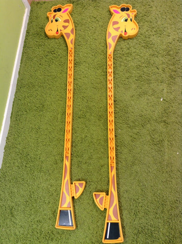 Echasses en plastique girafe - 155cm de haut, moins cher chez Petit Kiwi