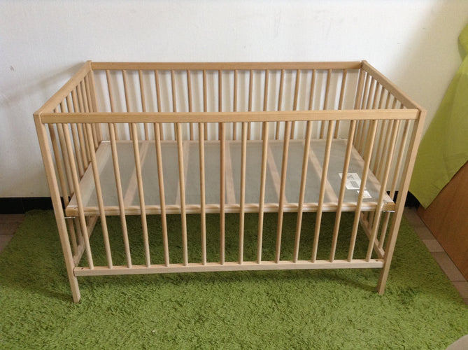 Lit en bois hêtre clair SNIGLAR , 60x120cm, réglable en hauteur, bors abimés, rongés, moins cher chez Petit Kiwi