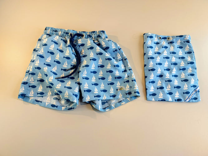 Maillot short bleu clair motifs bateaux poissons avec sa pochette assortie, moins cher chez Petit Kiwi
