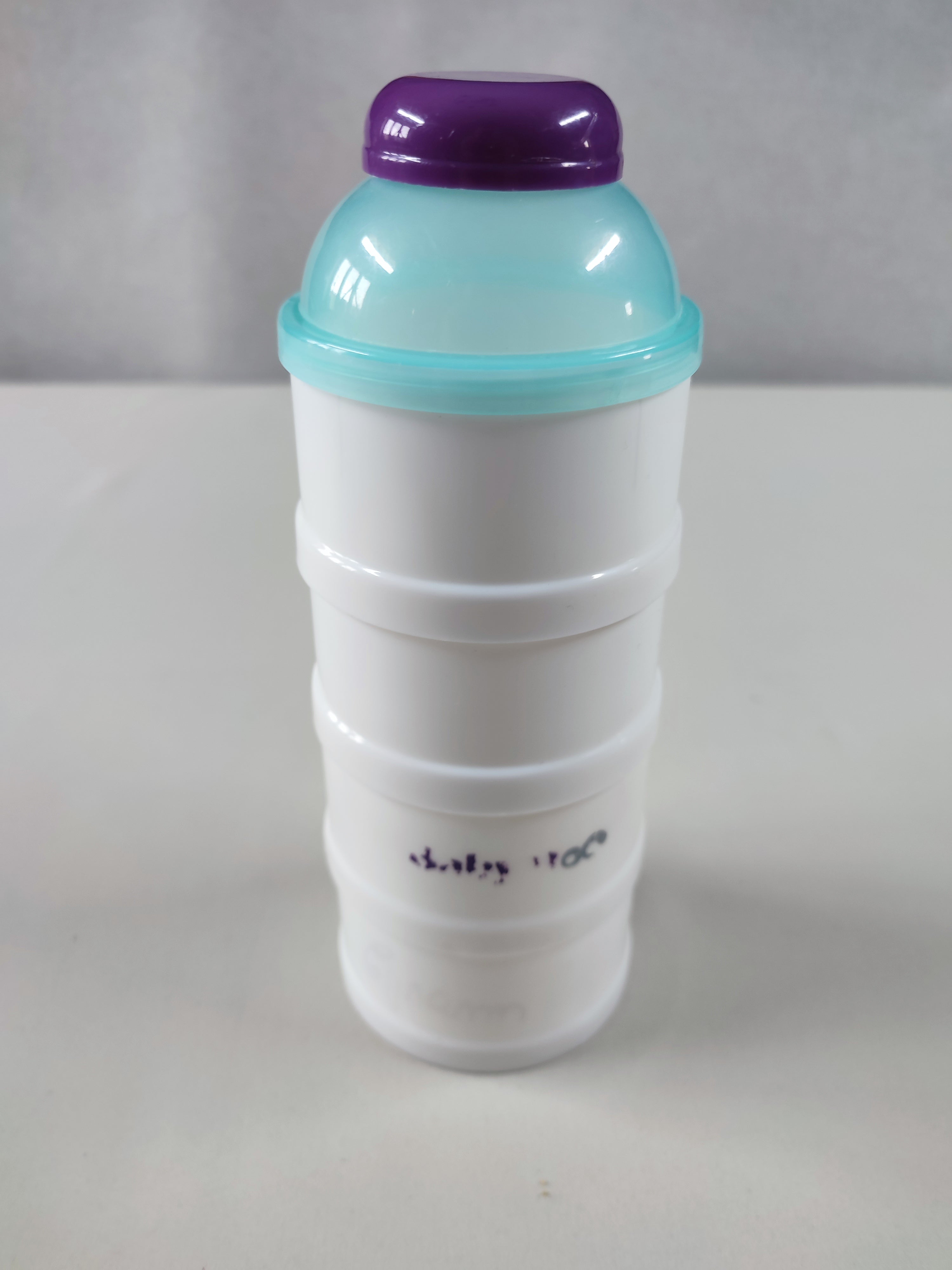 Doseur de lait en poudre 4 boites empilables blanches (écritures sur la dernière boites)