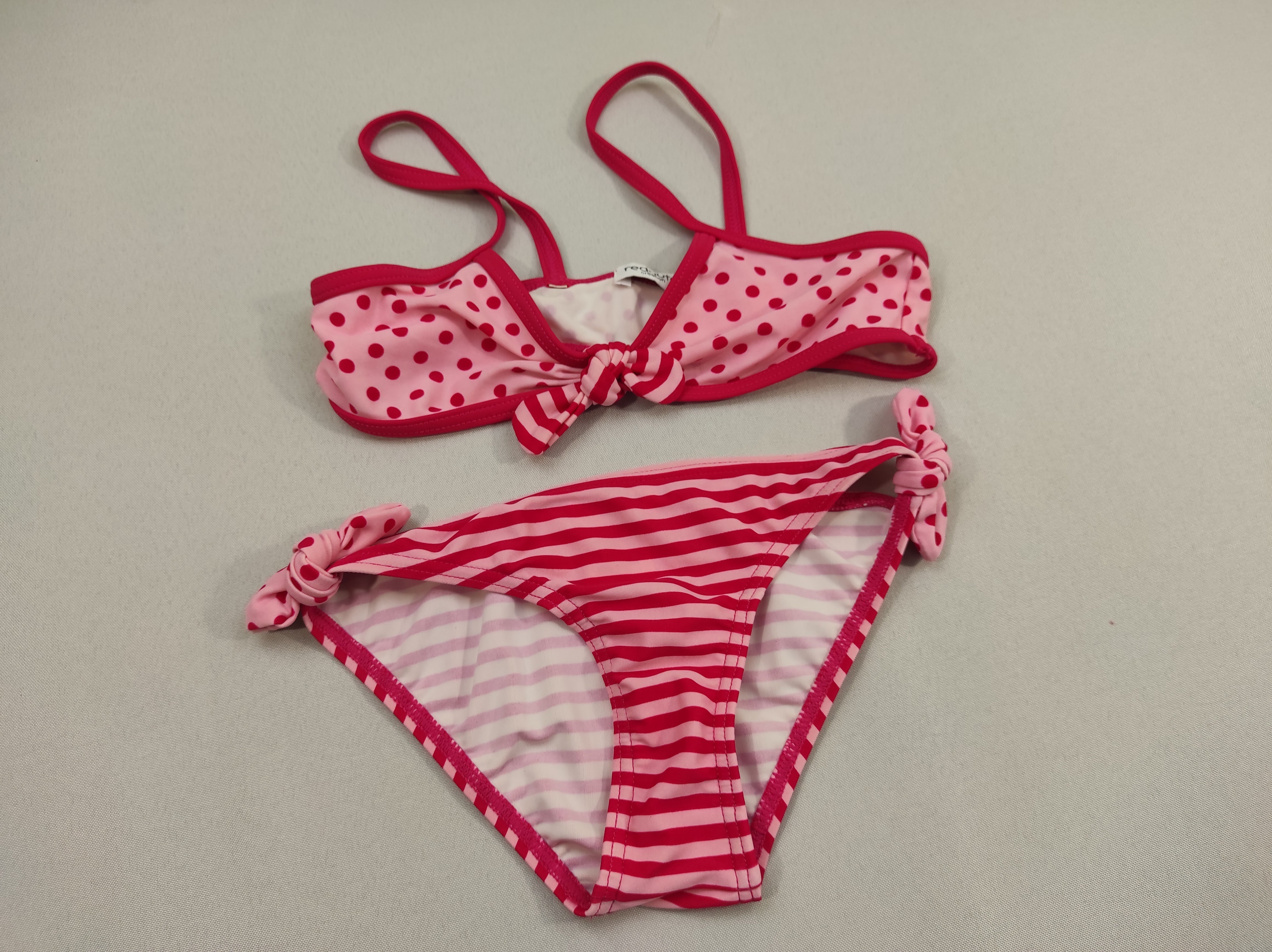 Bikini dessus rose à pois, culotte rose lignée