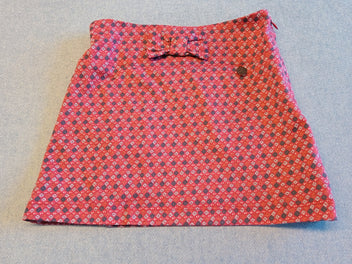 Jupe rouge avec petits motifs , noeud et petit médaillon