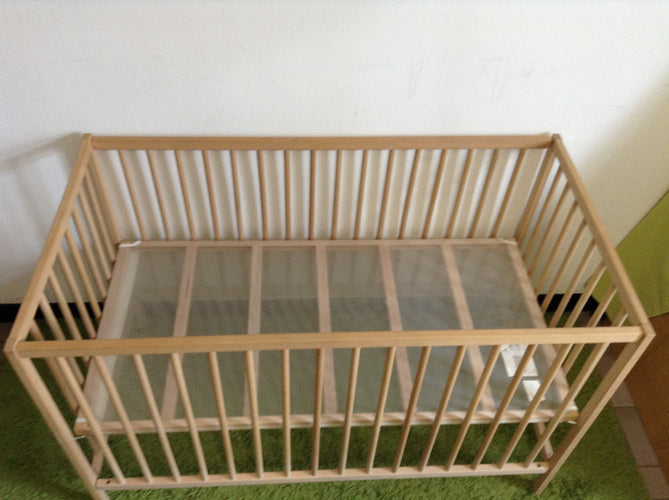 Lit en bois hêtre clair SNIGLAR + matelas, 60x120cm, réglable en hauteur, moins cher chez Petit Kiwi