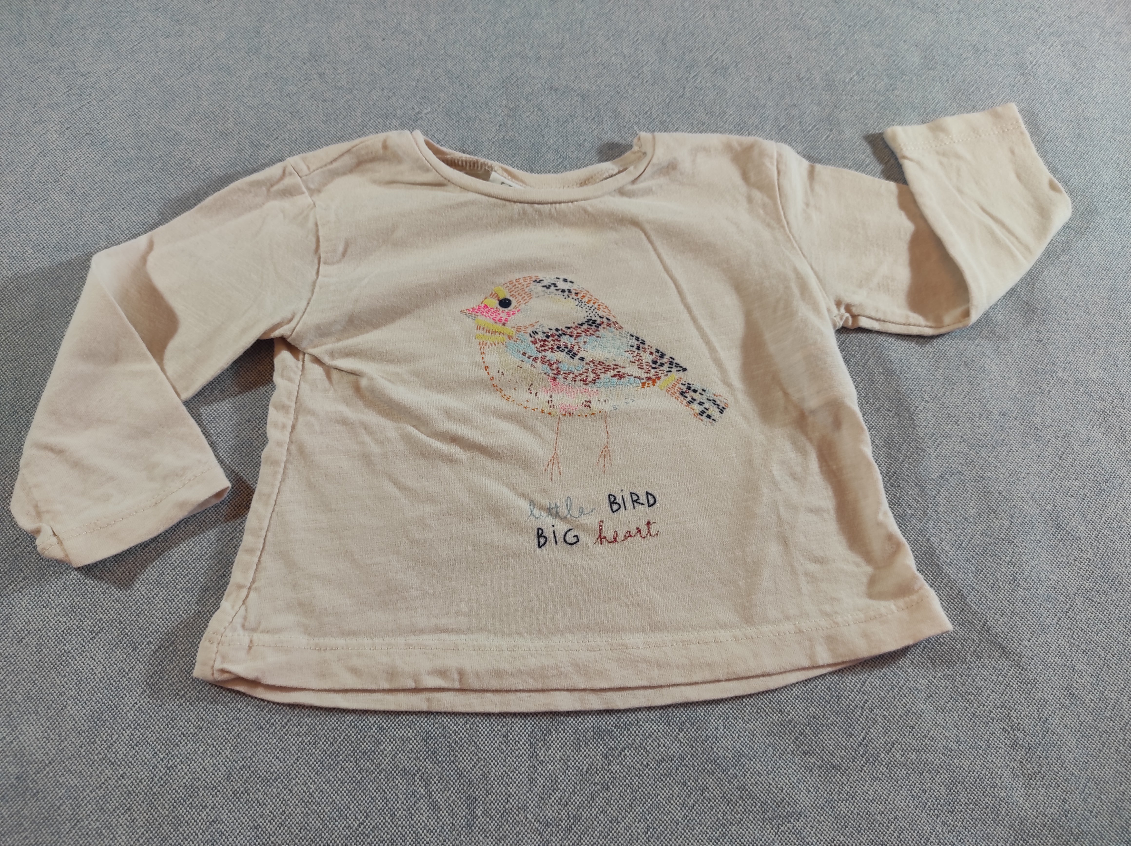 T-shirt m.l écru , oiseau coloré avec fines paillettes 