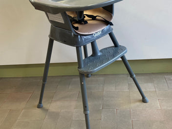 Chaise haute évolutive grise Quax Ultimo 3 en 1. Hauteur 80-92 cm  avec tablette réglable avec coussin réducteur taupe
