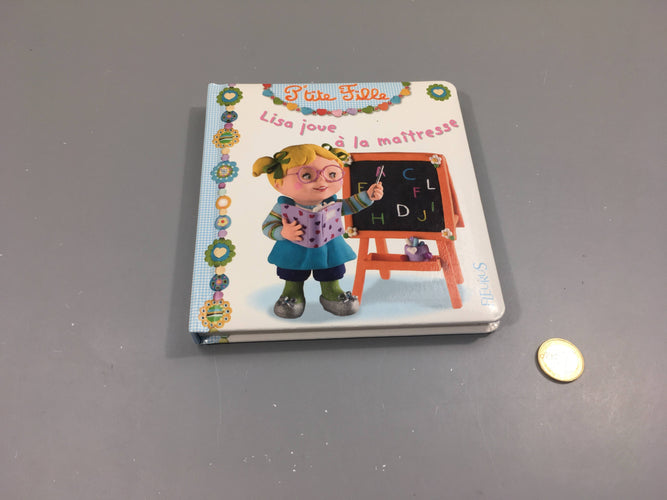 Lisa joue à la maîtresse-P'tit fille, moins cher chez Petit Kiwi