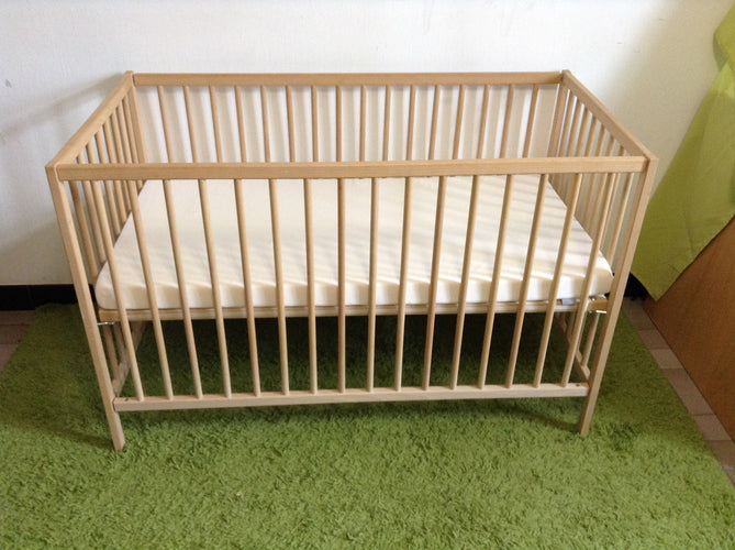 Lit en bois hêtre clair SNIGLAR + matelas, 60x120cm, réglable en hauteur, moins cher chez Petit Kiwi