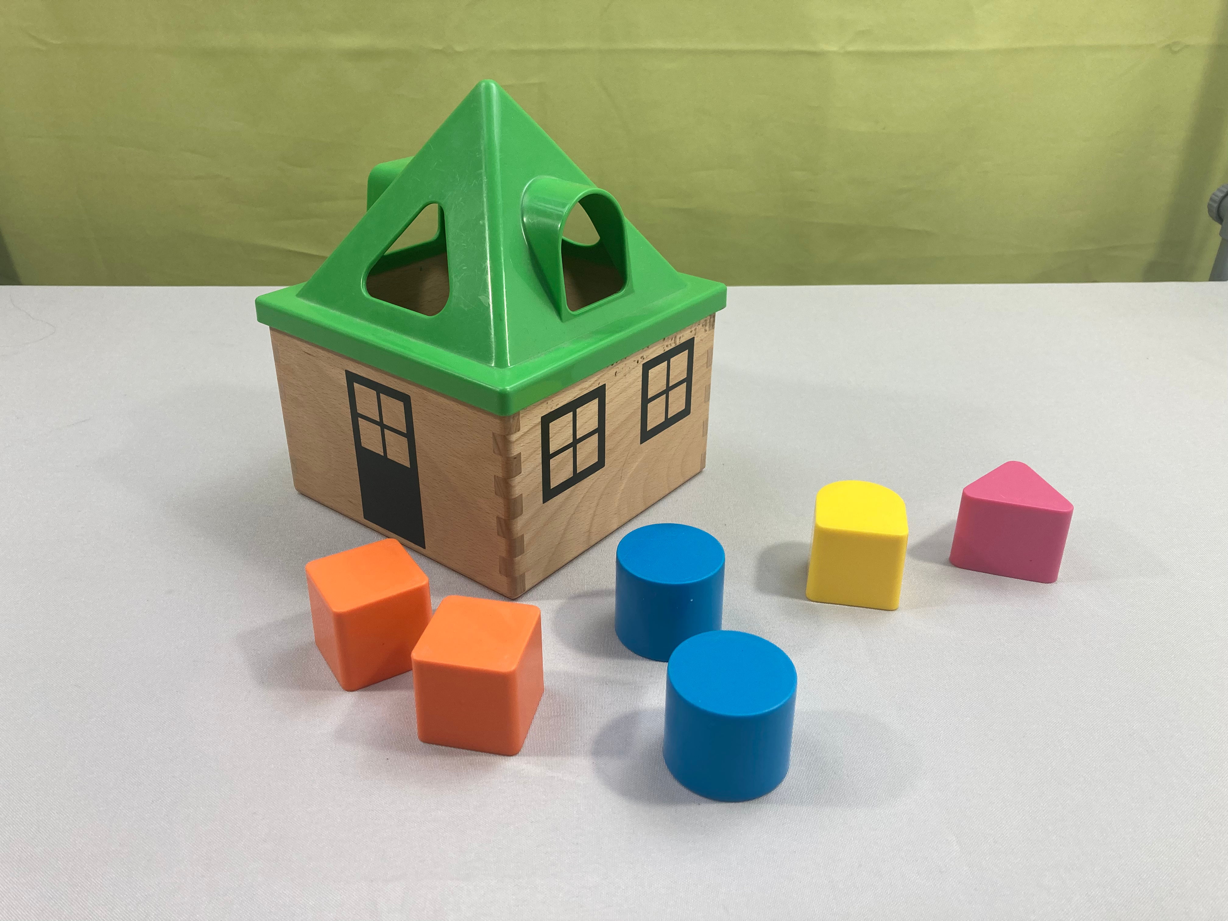 Jeu d'encastrement maison bois/verte + 6 formes