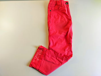 Pantalon  rose à revers avec écriture sur un revers 