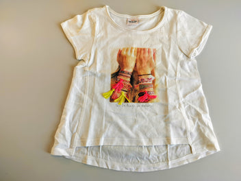 T-shirt m.c blanc , image mains, bracelets avec pompons roses, jaunes
