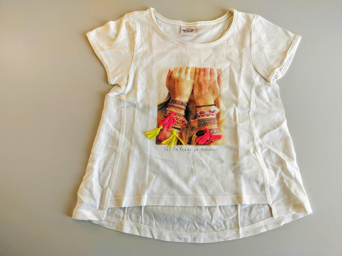 T-shirt m.c blanc , image mains, bracelets avec pompons roses, jaunes, moins cher chez Petit Kiwi