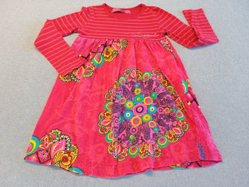 Robe m.l  rouge  motifs fleuris lignée sur le dessus