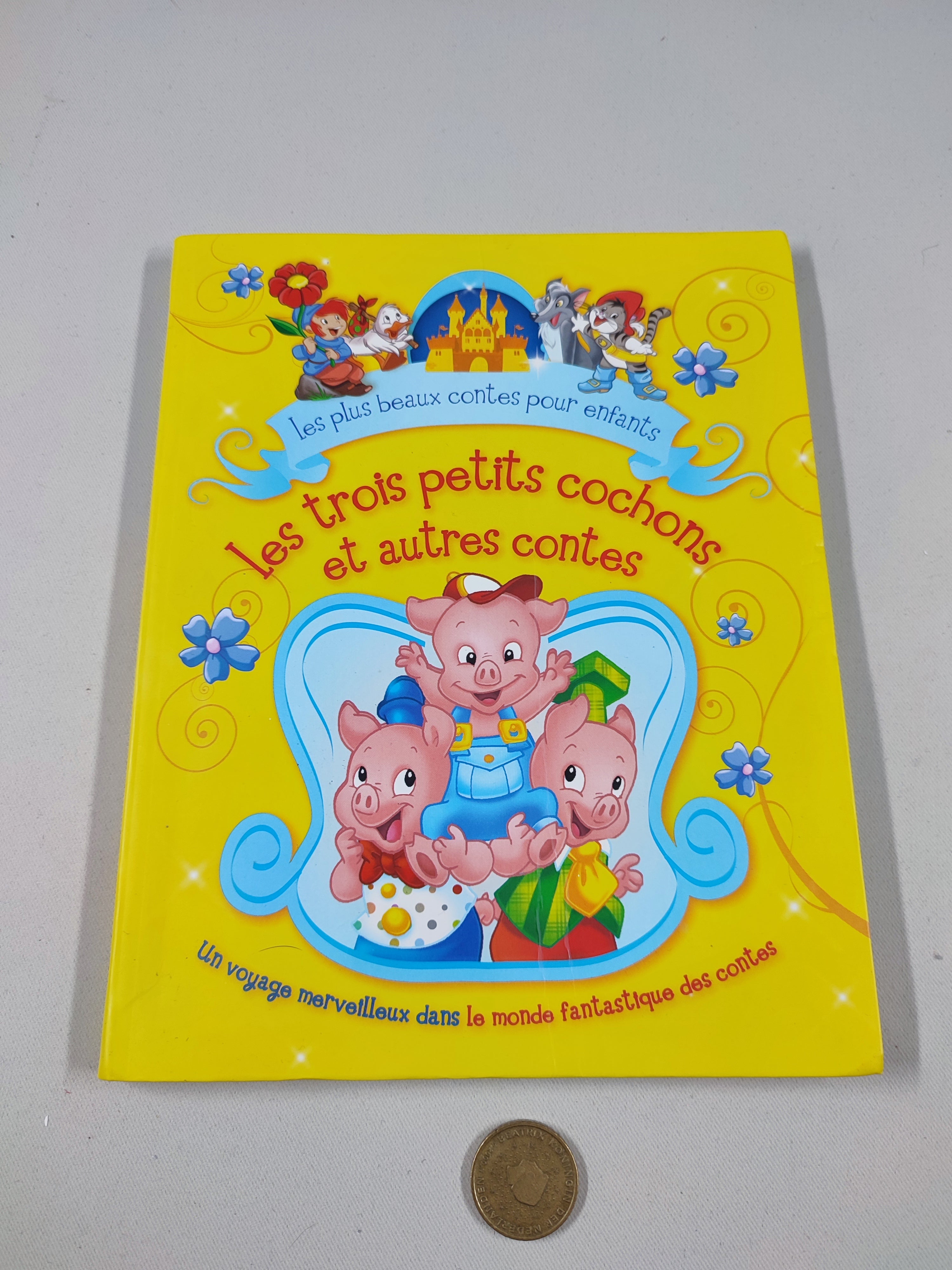 Les trois petits cochons et autres contes, couverture légèrement pliée