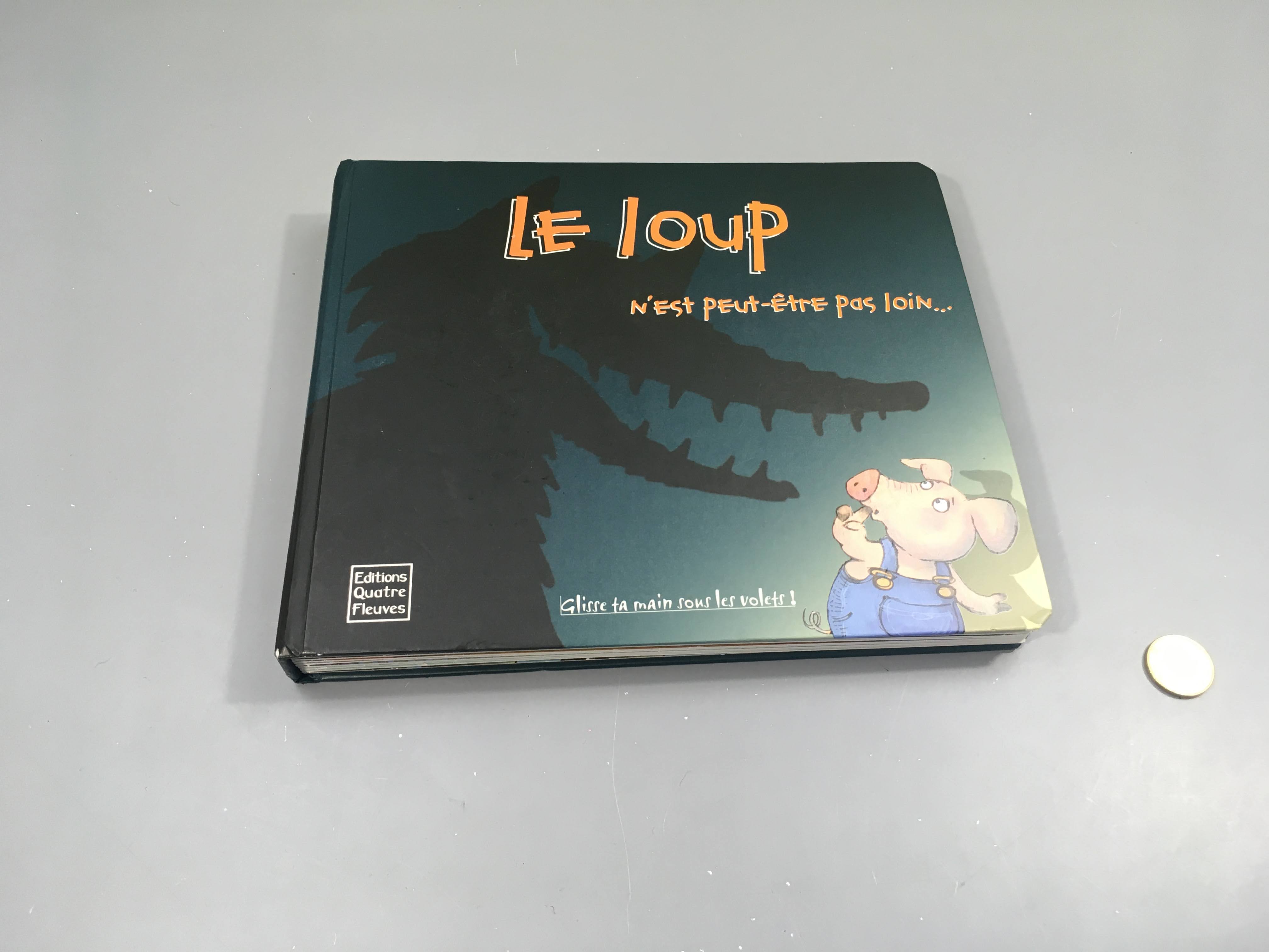 Le loup n'est peut-être pas loin....Livre Pop Up