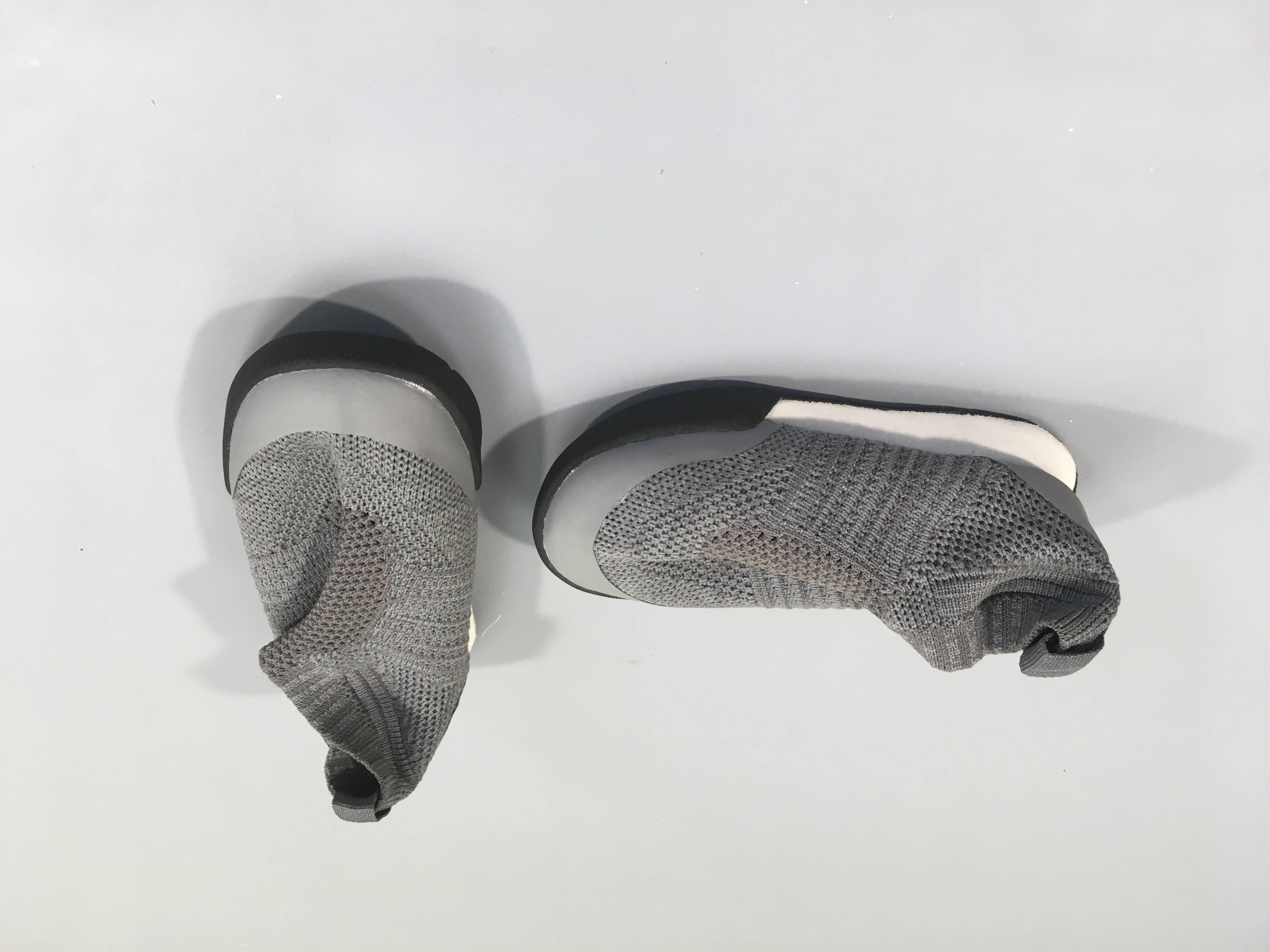 NEUF baskets montantes à enfiler tissu gris, 24