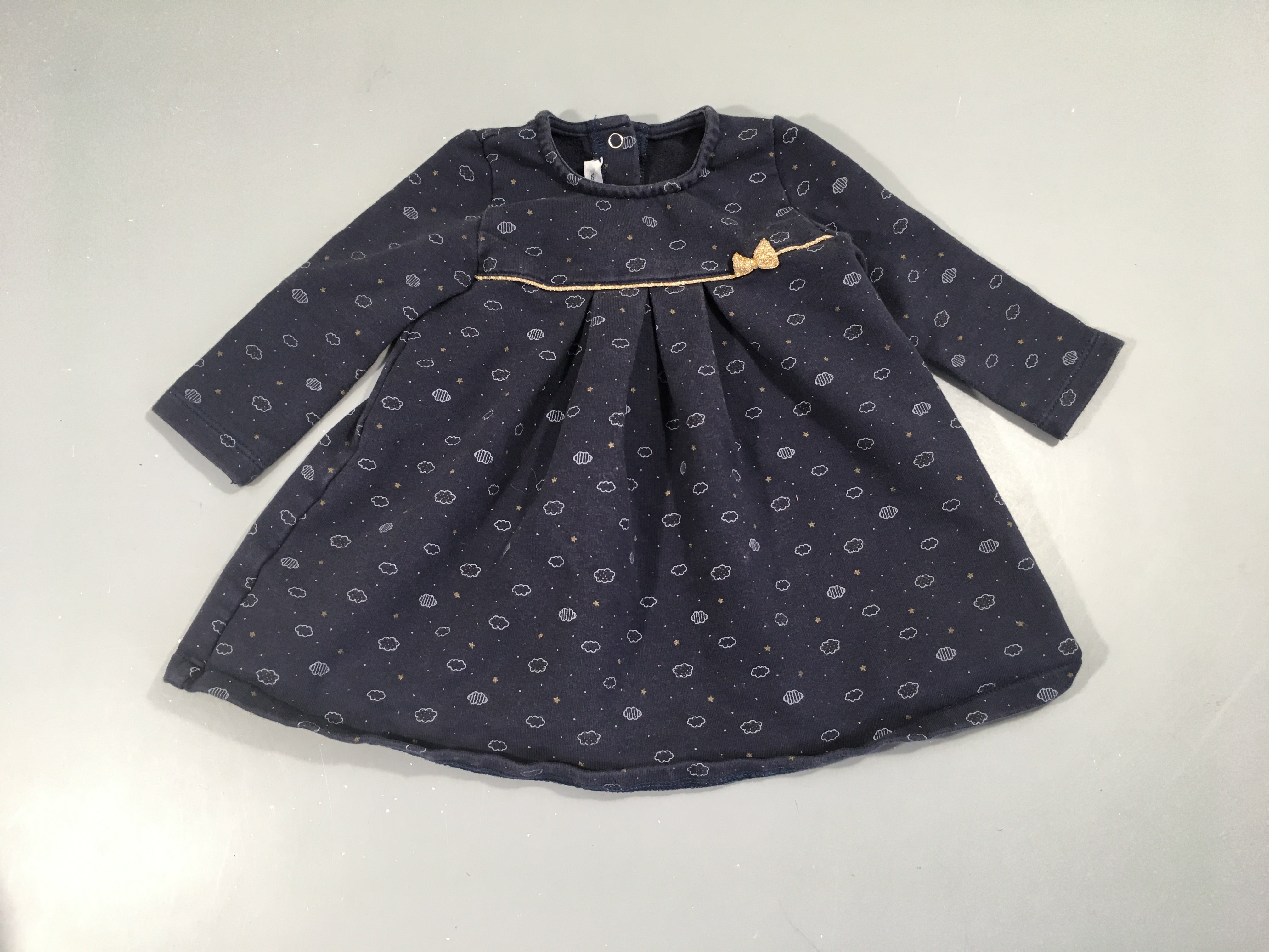 Robe m.l bleu marine , nuages blancs , petit noeud doré