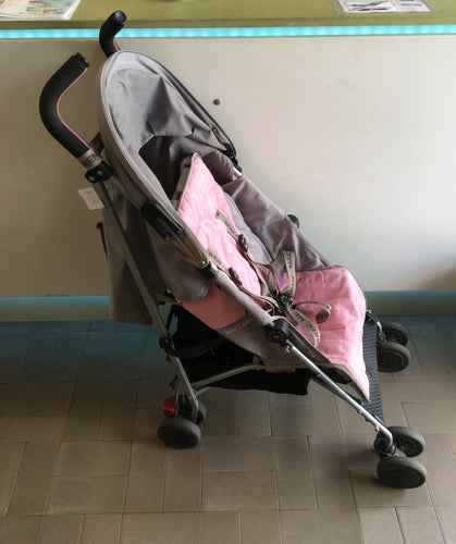Poussette canne rose Mc Laren Quest + habillage pluie, petit trou dans le filet du panier, moins cher chez Petit Kiwi