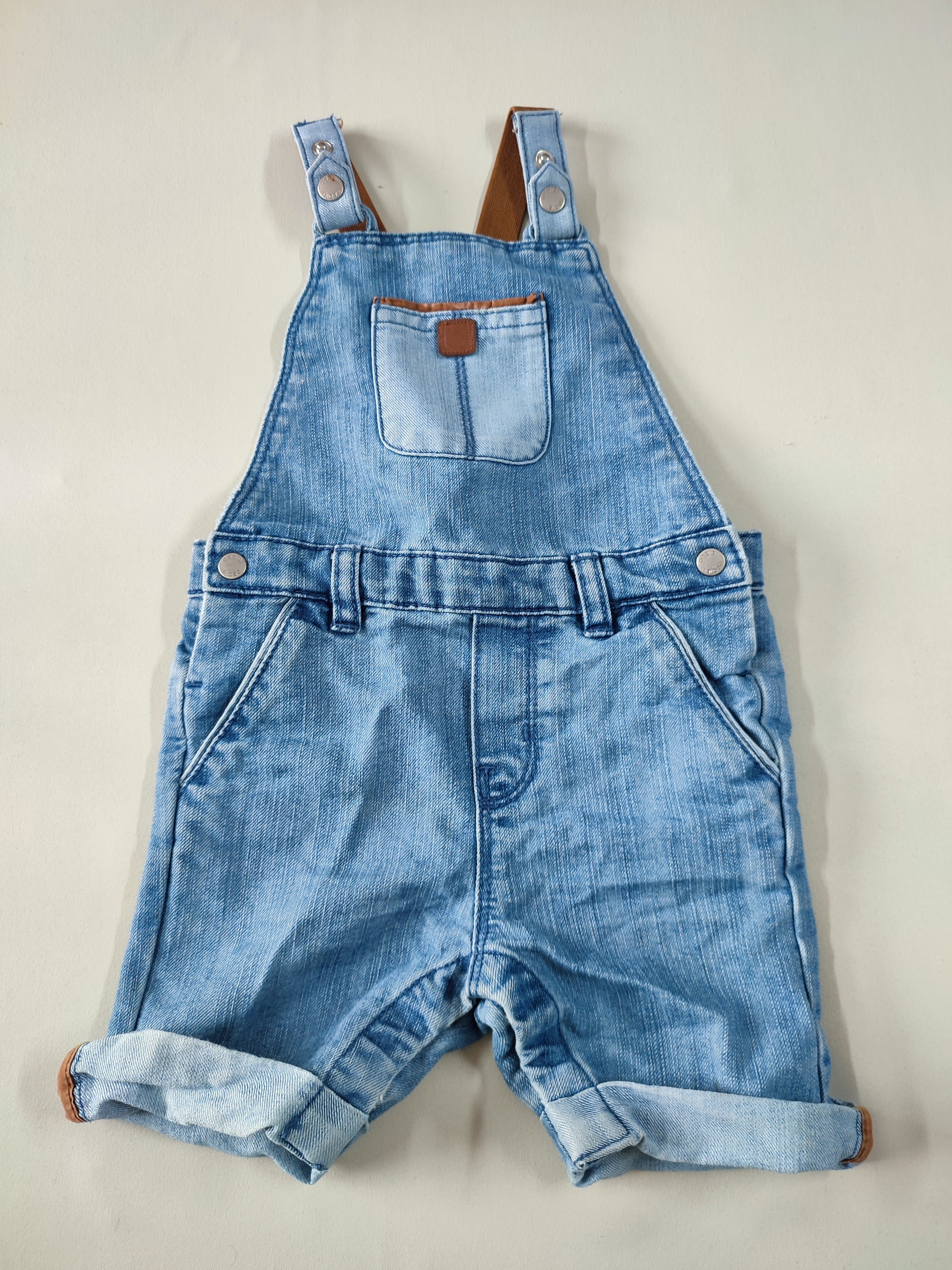 Salopette short jeans à revers bretelles brunes