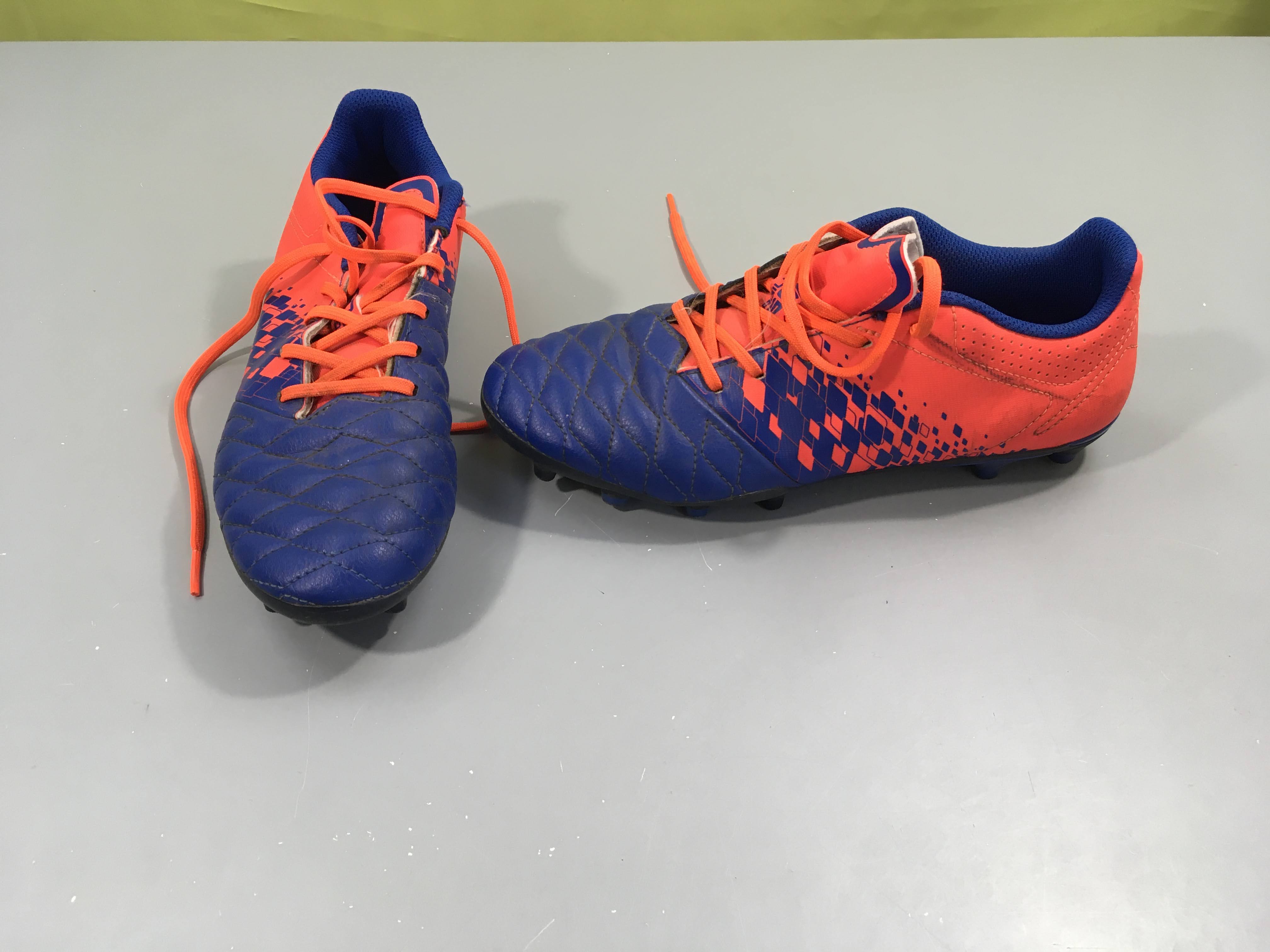 Chaussures foot Kipsta oranges-bleues