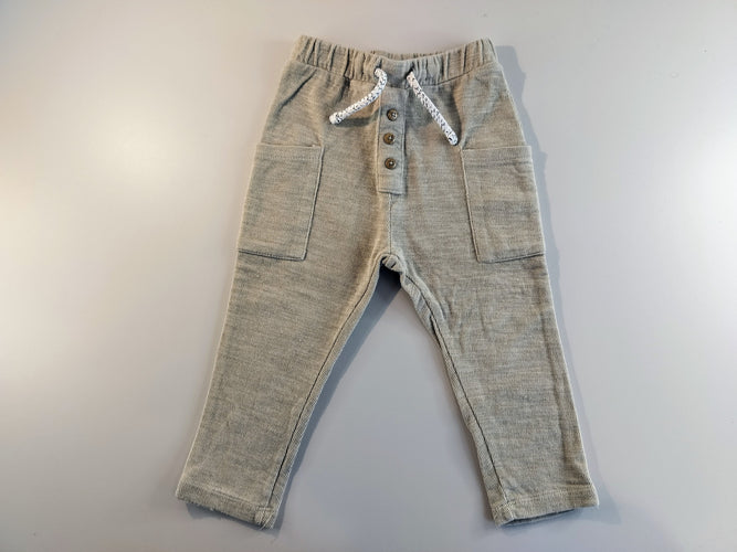Pantalon molleton gris clair texturé, 3 petits boutons décoratifs, moins cher chez Petit Kiwi