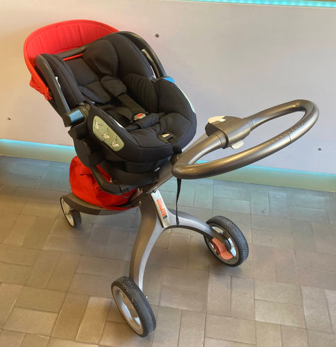 Poussette Duo Stokke Xplory rouge avec Siège auto iZi Sleep BeSafe, moins cher chez Petit Kiwi