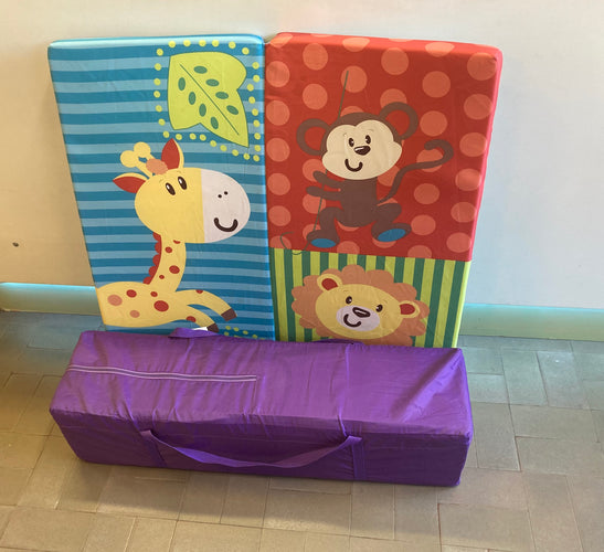Parc pliable avec matelas et hamac (matelas légèrement taché), moins cher chez Petit Kiwi