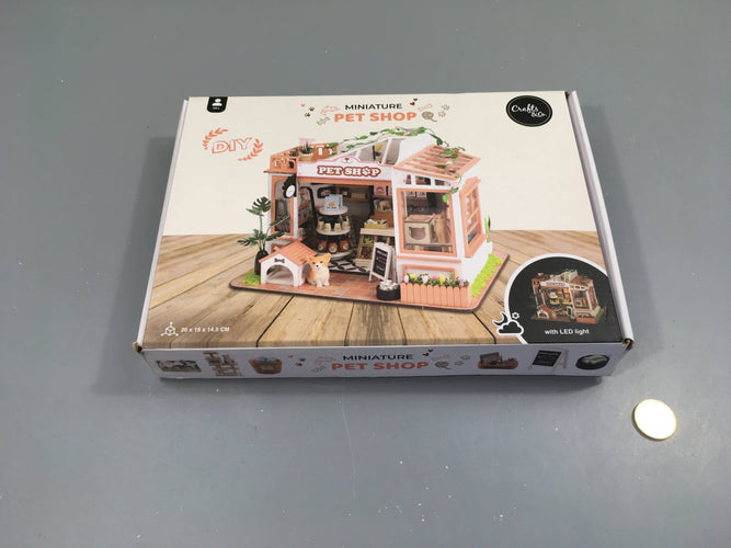 Pet Shop à fabriquer soi-même - DIY avec éclairage LED - Crafts & Co Miniature, moins cher chez Petit Kiwi