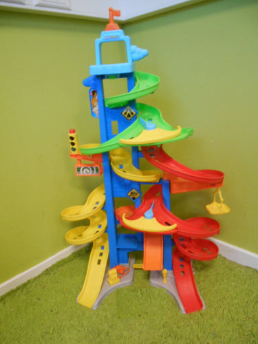 La tour des spirales-Little People (sans véhicule) +18m, moins cher chez Petit Kiwi