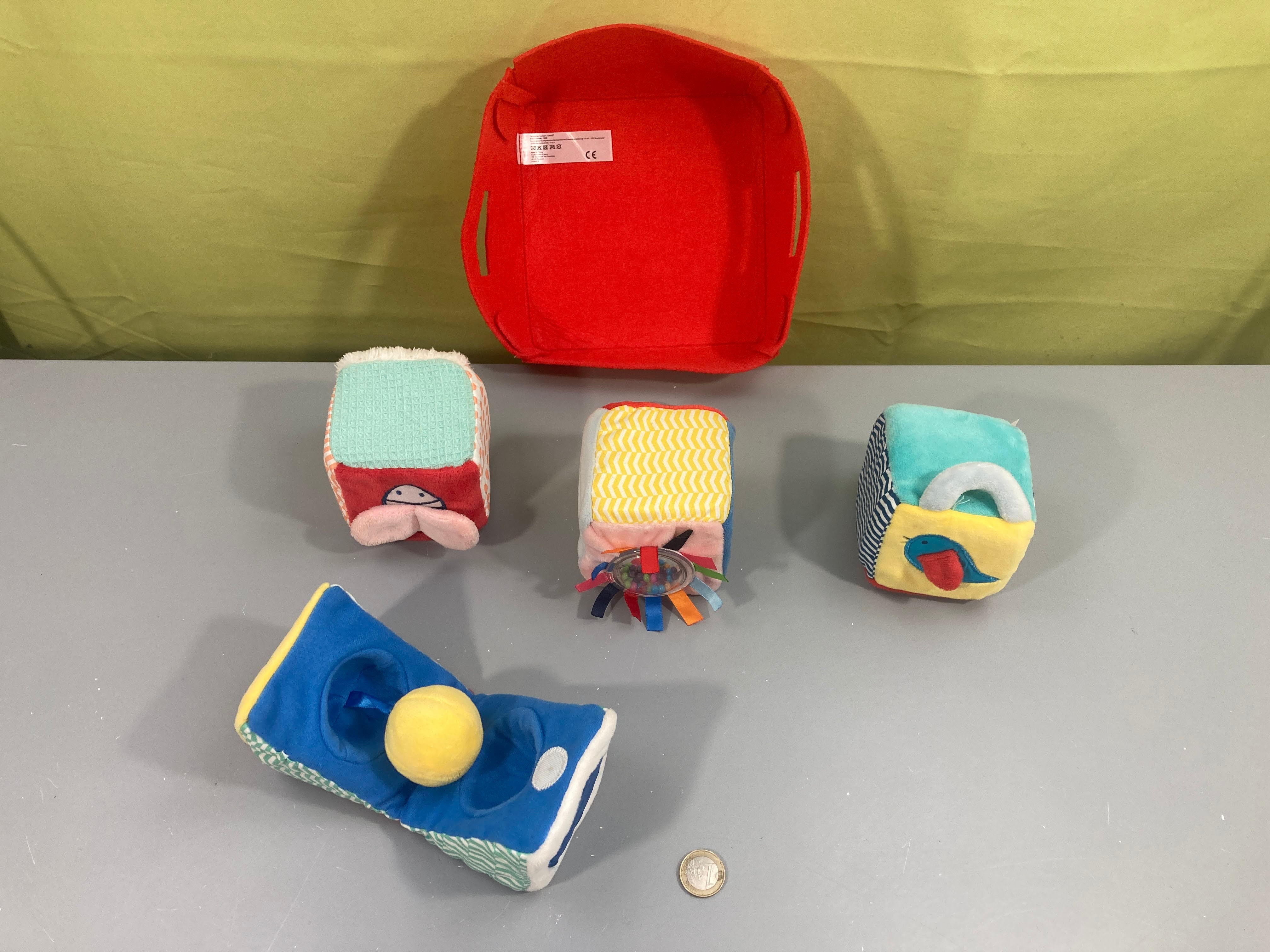 Panier de 4 cubes d'éveil en tissus Oxybull