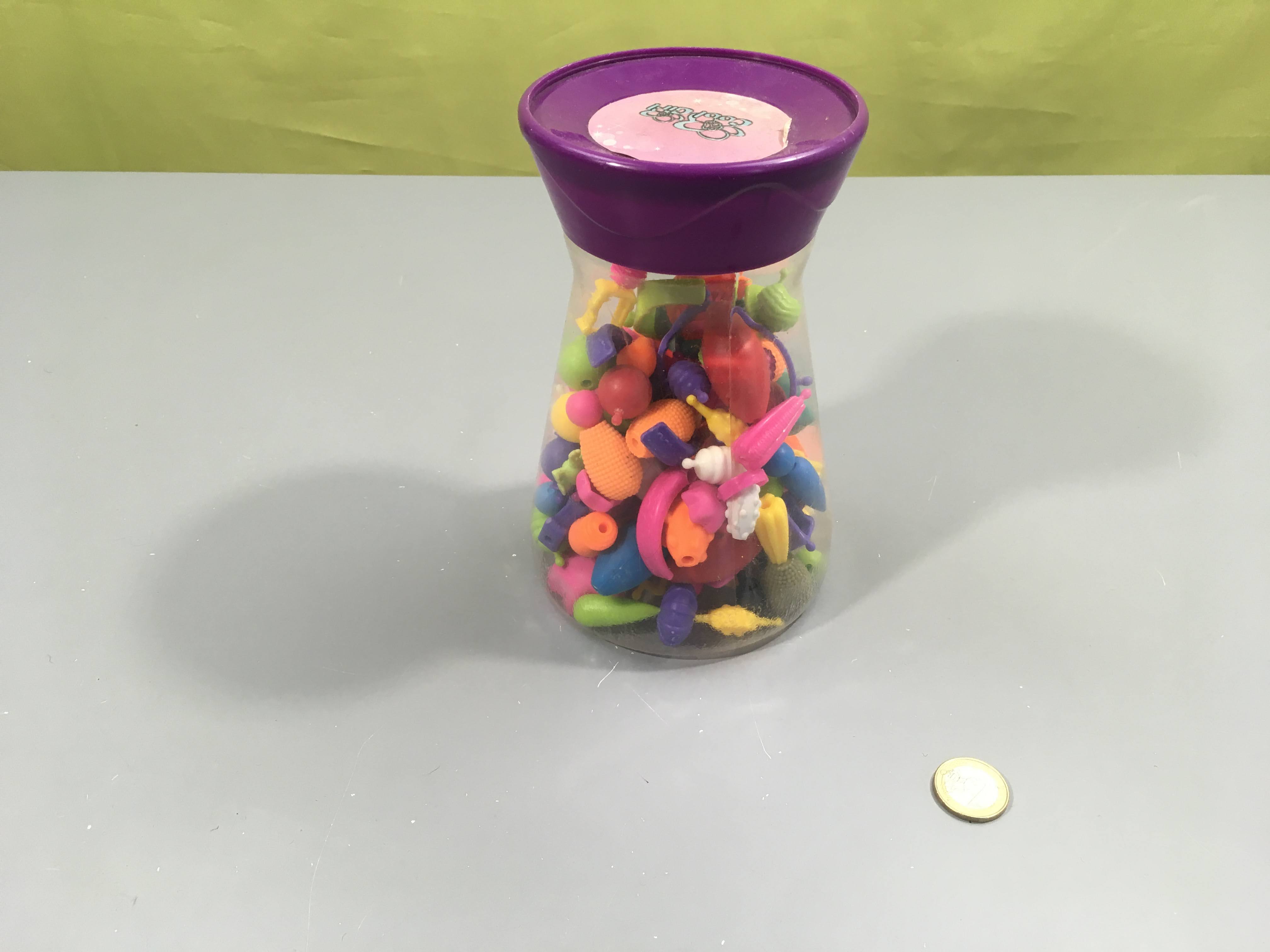 Jeu de perles colorées plastiques et accessoires