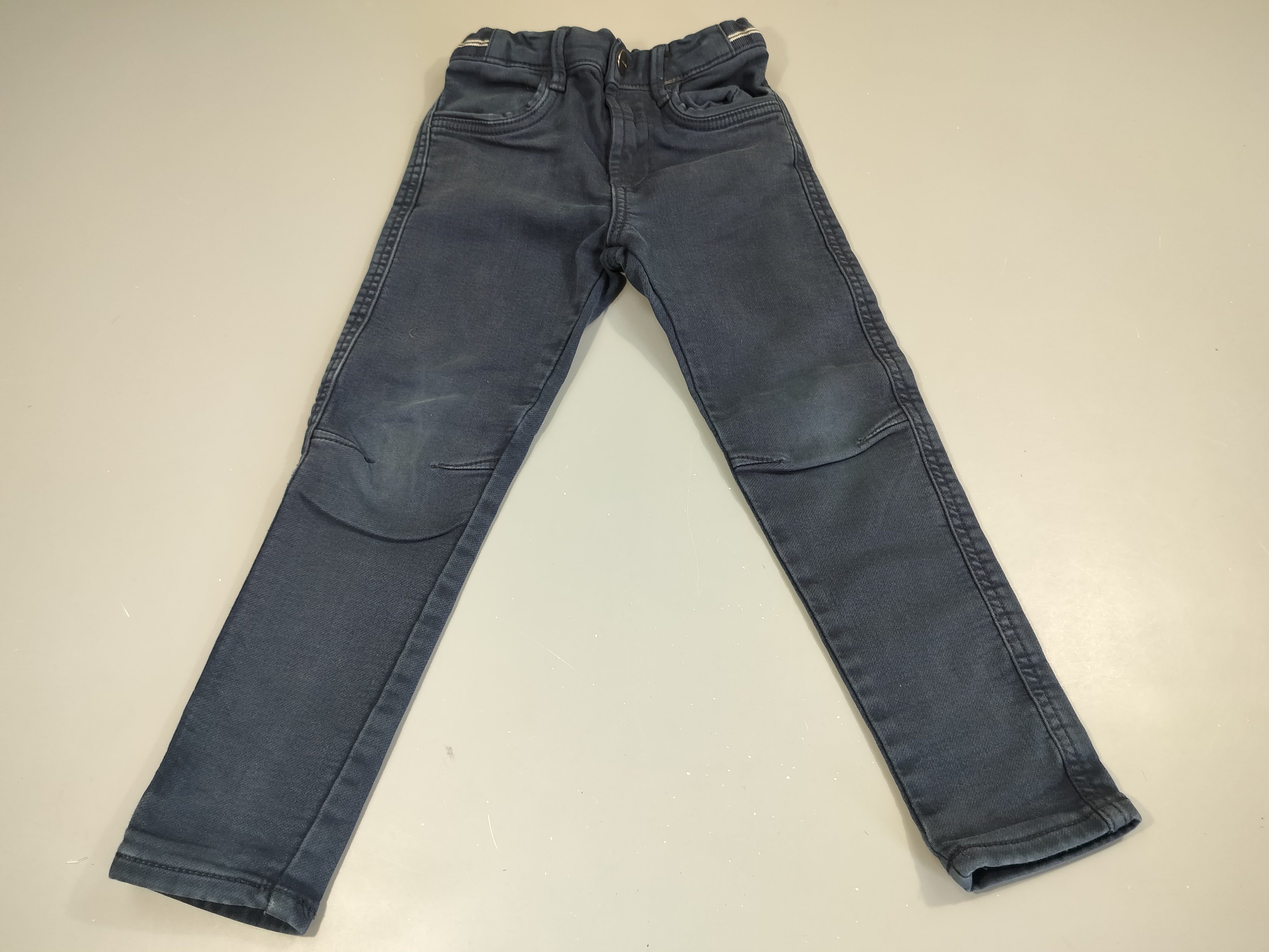 Pantalon slim bleu marine, traces aux genoux