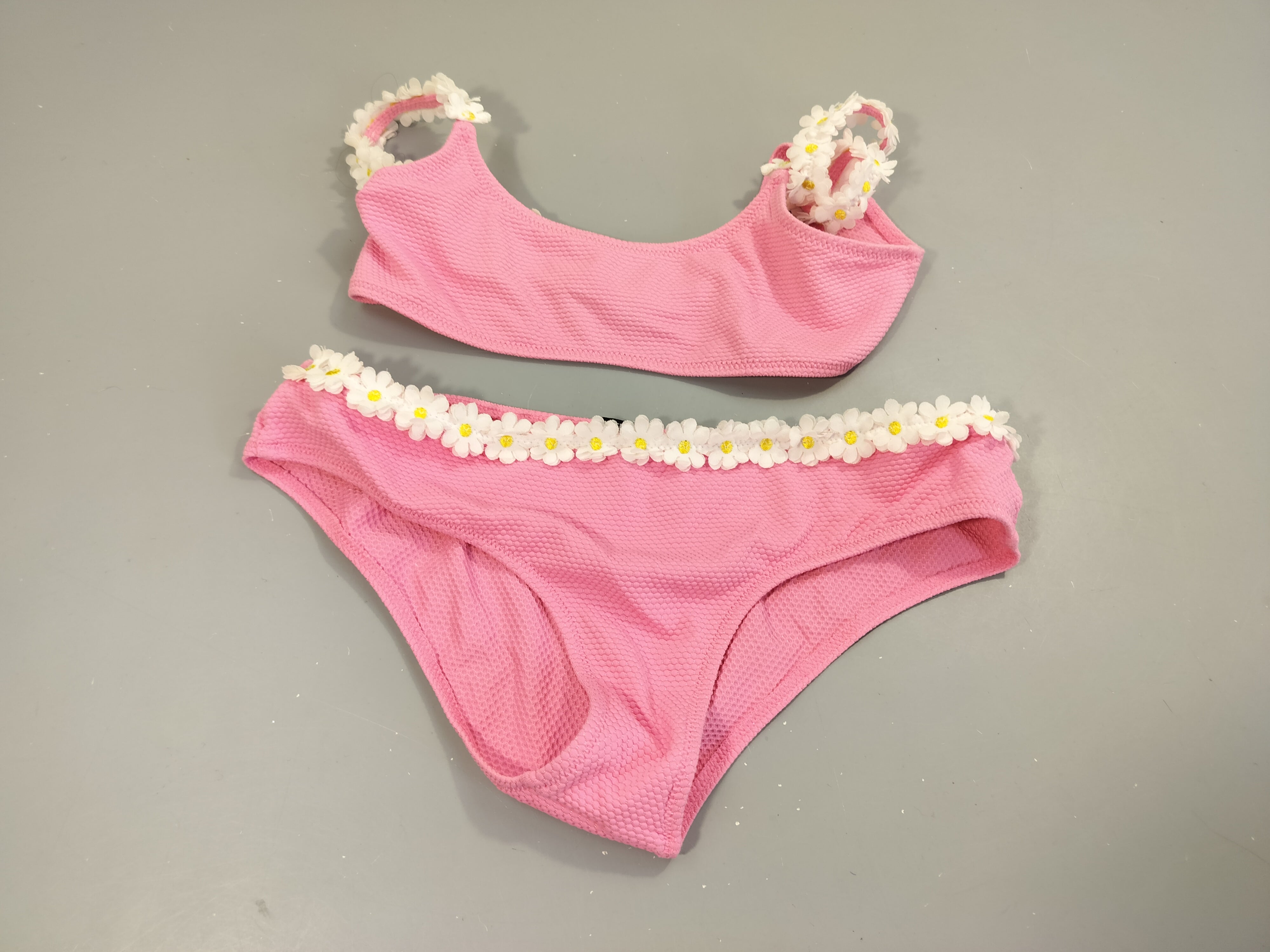Bikini Calzédonia rose texturé   avec paquerettes. Pas de taille indiquée, estimée 10 ans.